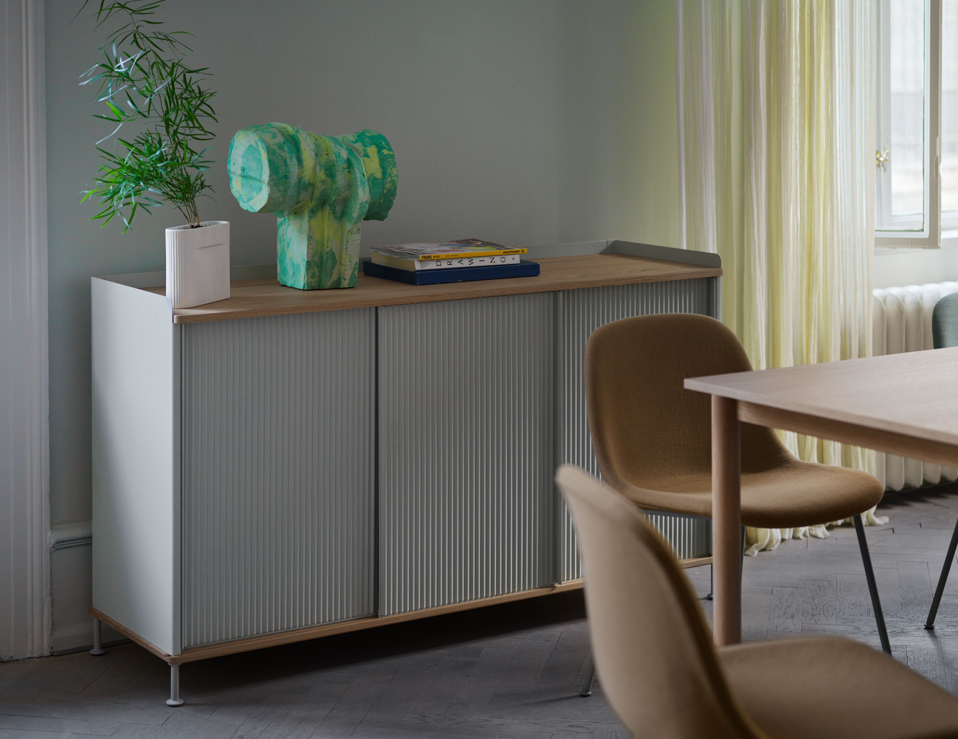 Enfold Sideboard 148x45 H85 cm in Oak/Grey - Ridge Vase H16,5 cm in White - Fiber Side Chair Tube Base in Hallingdal 224 &Fiord 721 - Linear Table in Oak