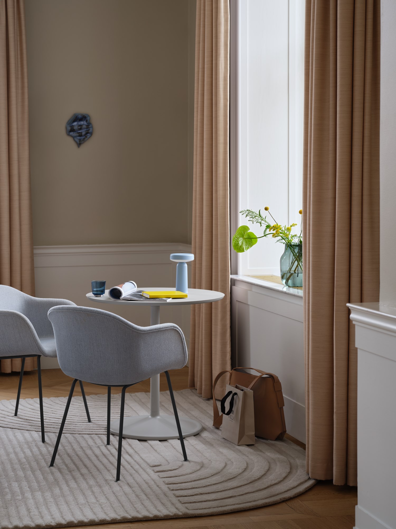 fiber-armchair-tube-anthracite-black-soft-cafe-75-h73-relevo-off-white-ease-silent-raise-muuto-org