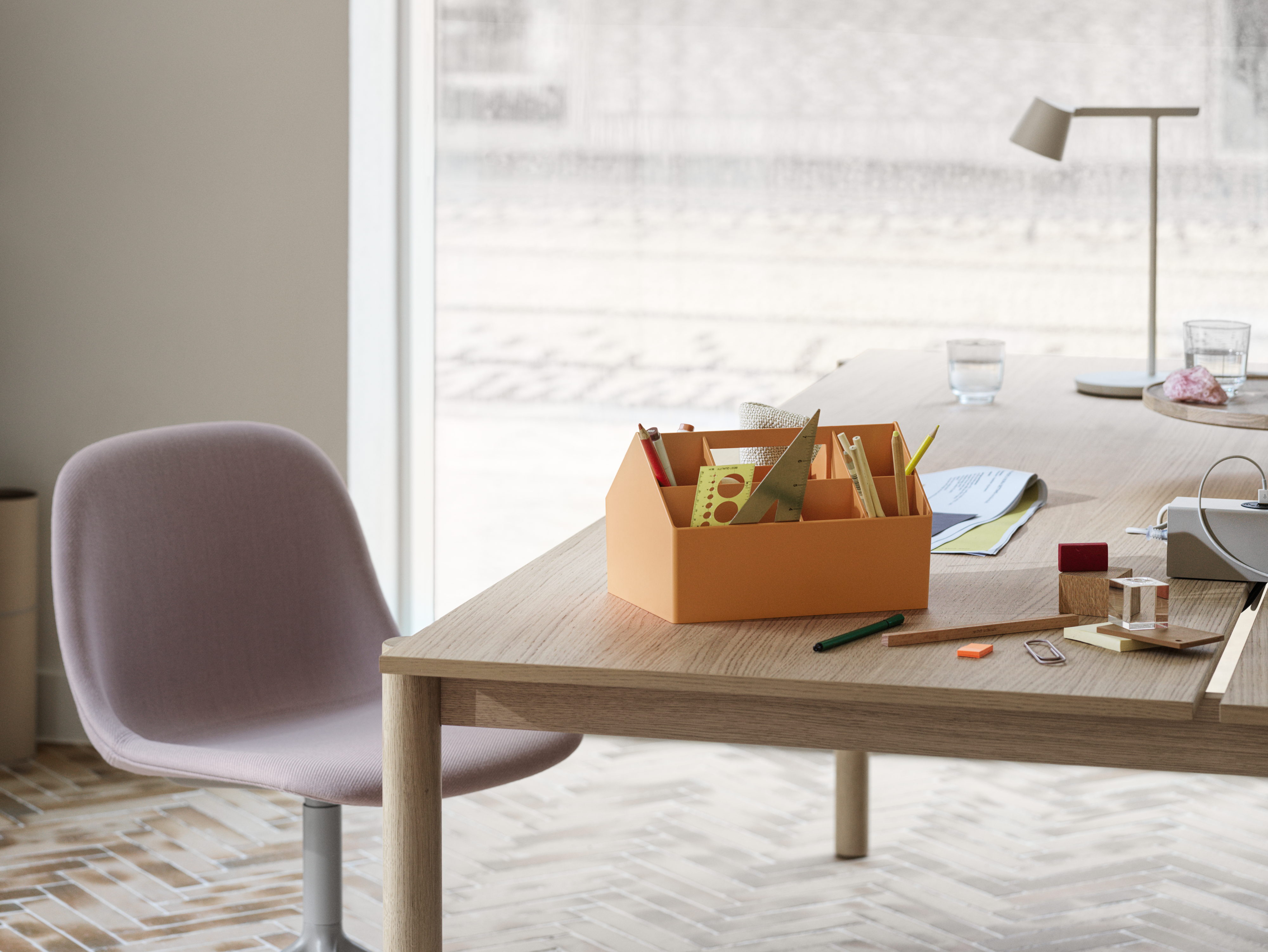 Fiber Side Chair w. Swivel Base in Twill Weave 620 - Linear System Table in Oak - Sketch Toolbox in Burnt Orange - Tip Table Lamp in White