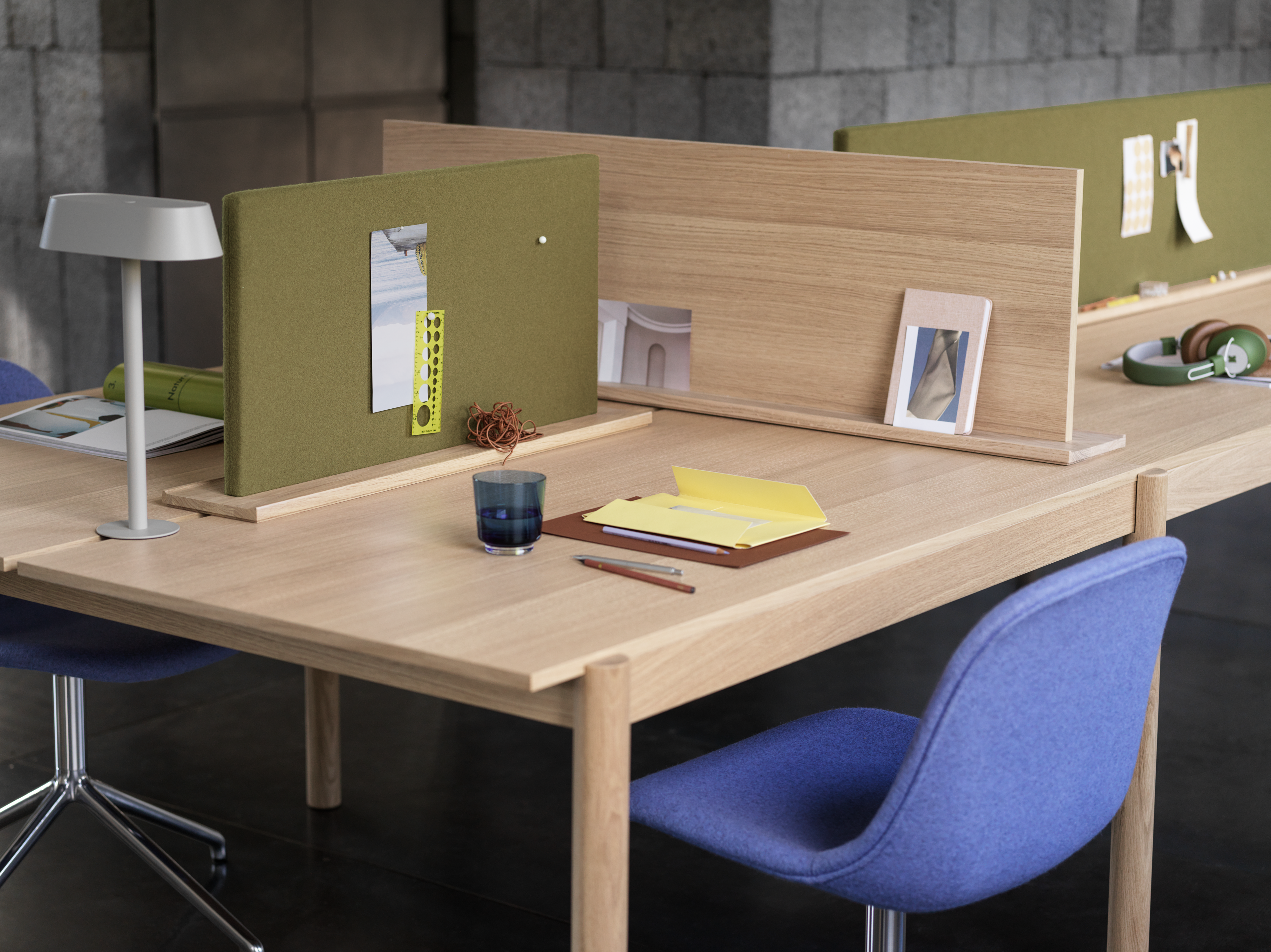 Linear System Config. 1 in Oak - Linear Screen Oak & Hero 981 - Fiber Side Chair in Divina Melange 647 w. Swivel Base in Alu