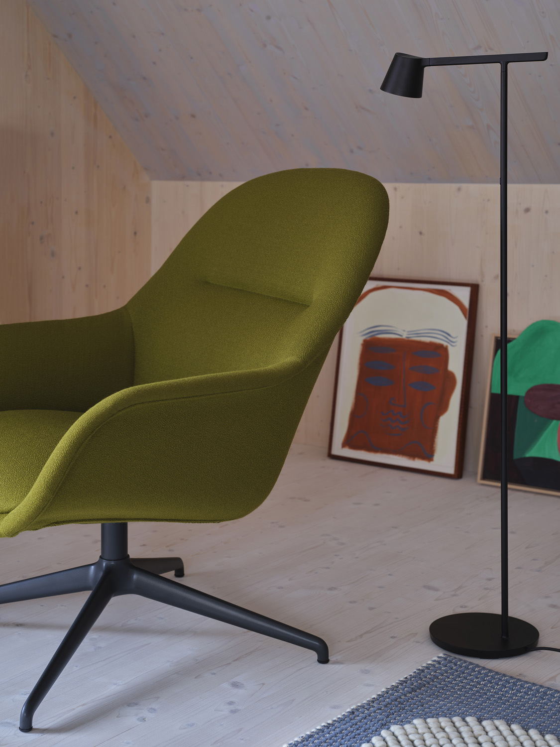 Interior setting featuring the Fiber Lounge Chair with Swivel Base paired with the Tip Floor Lamp in Black. A minimalist and functional composition by Muuto.