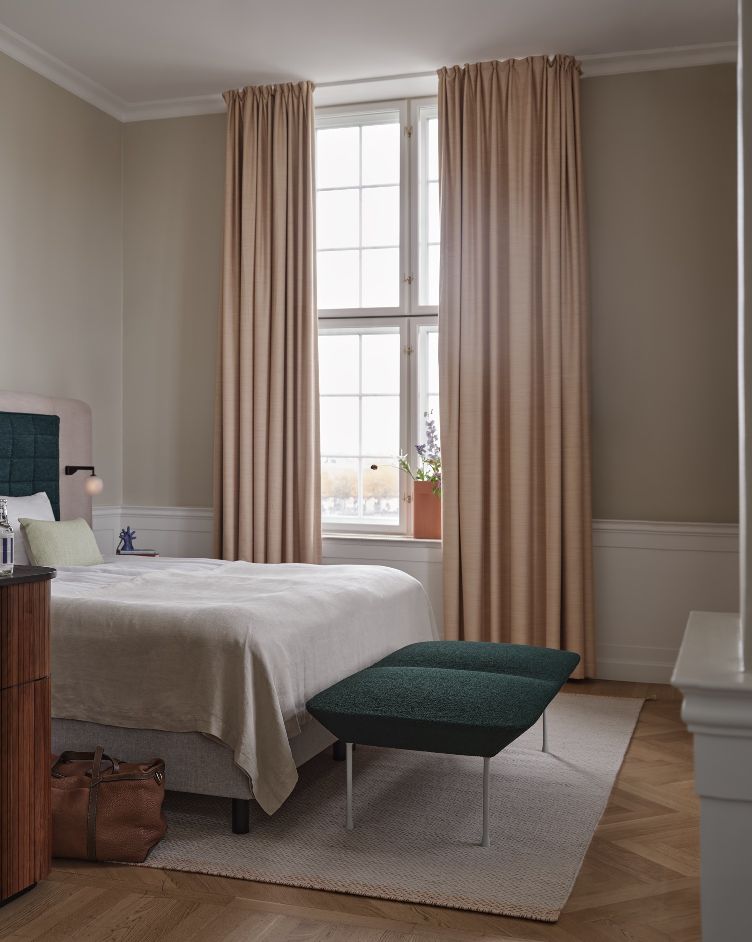 oslo-bench-hearth-010-grey-ply-light-rose-rime-wall-black-mingle-light-green-muuto-org