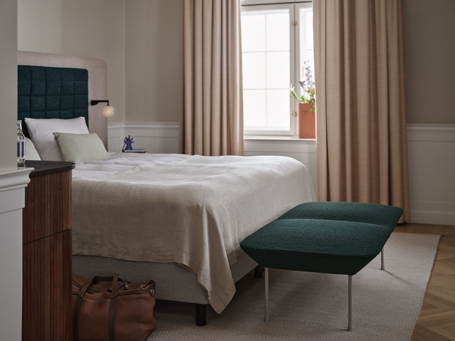 oslo-bench-hearth-010-grey-rime-wall-black-ply-light-rose-mingle-light-green-muuto-org