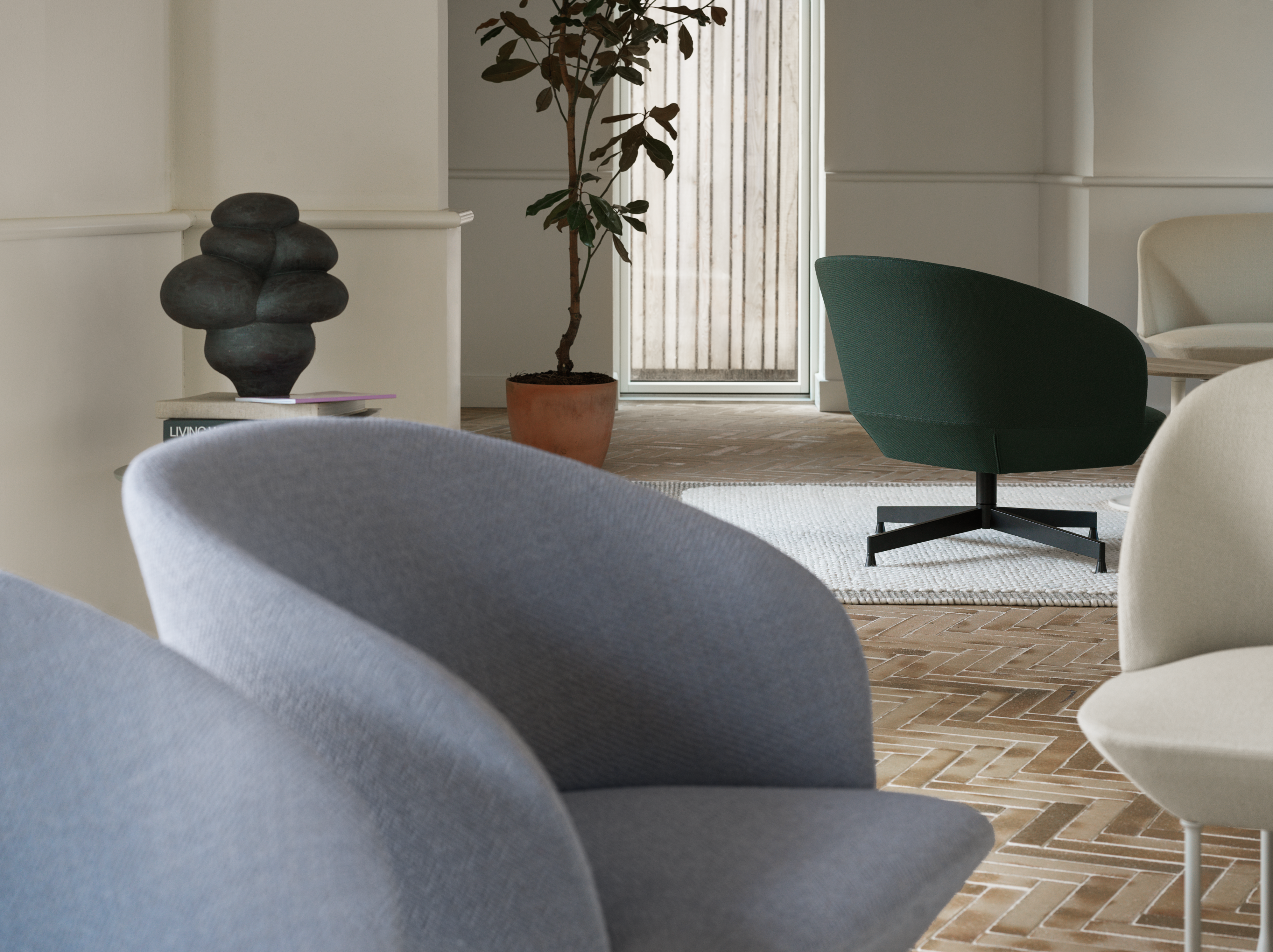 Oslo Lounge Colline 737 - Oslo Lounge w. Black Swivel Base in Twill Weave 990 - Oslo Sofa in Vidar 146 - Pebble Rug Light Grey