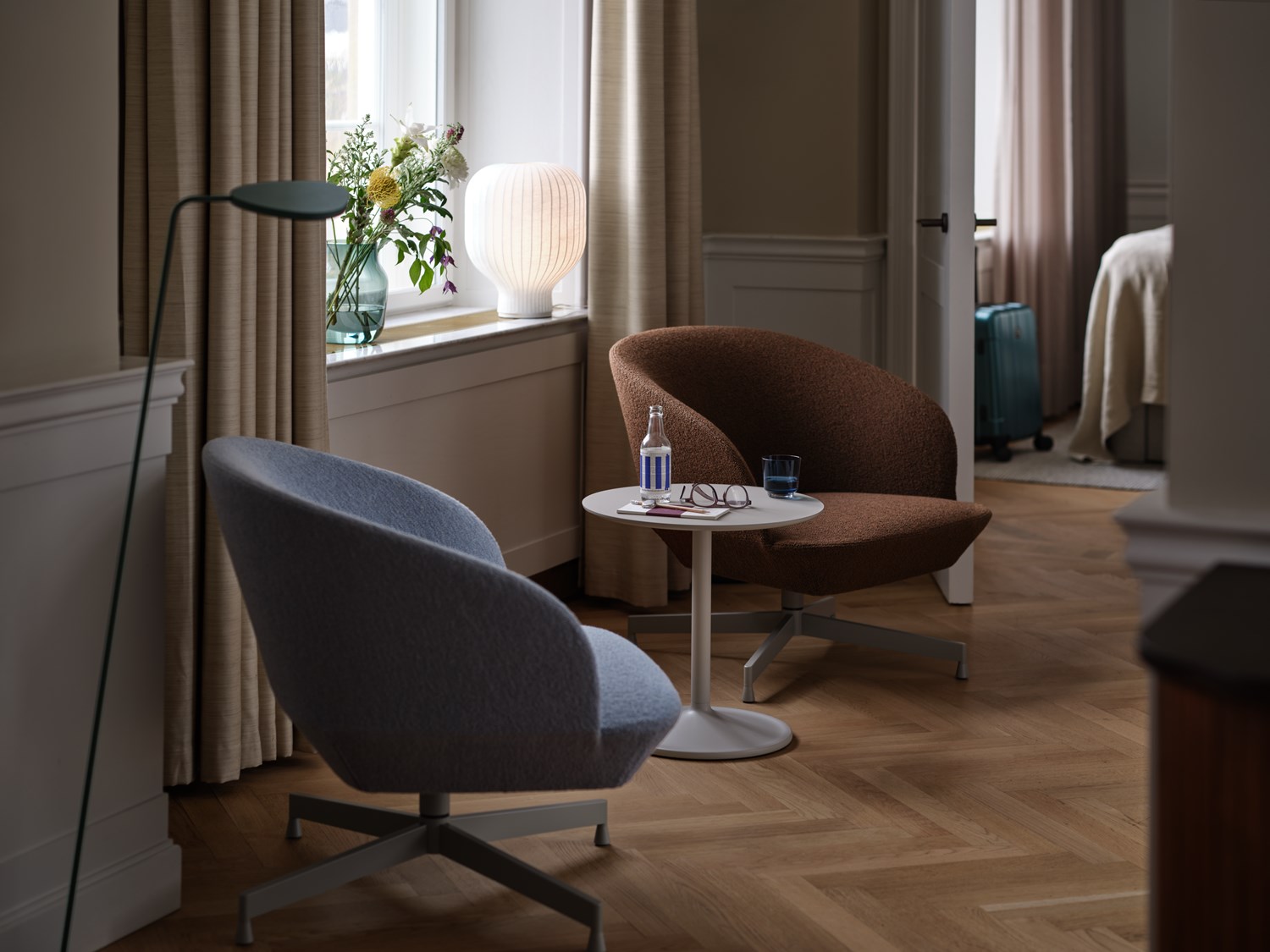 oslo-lounge-swivel-hearth-004-012-grey-soft-side-48-h48-grey-strand-table-lamp-muuto-org