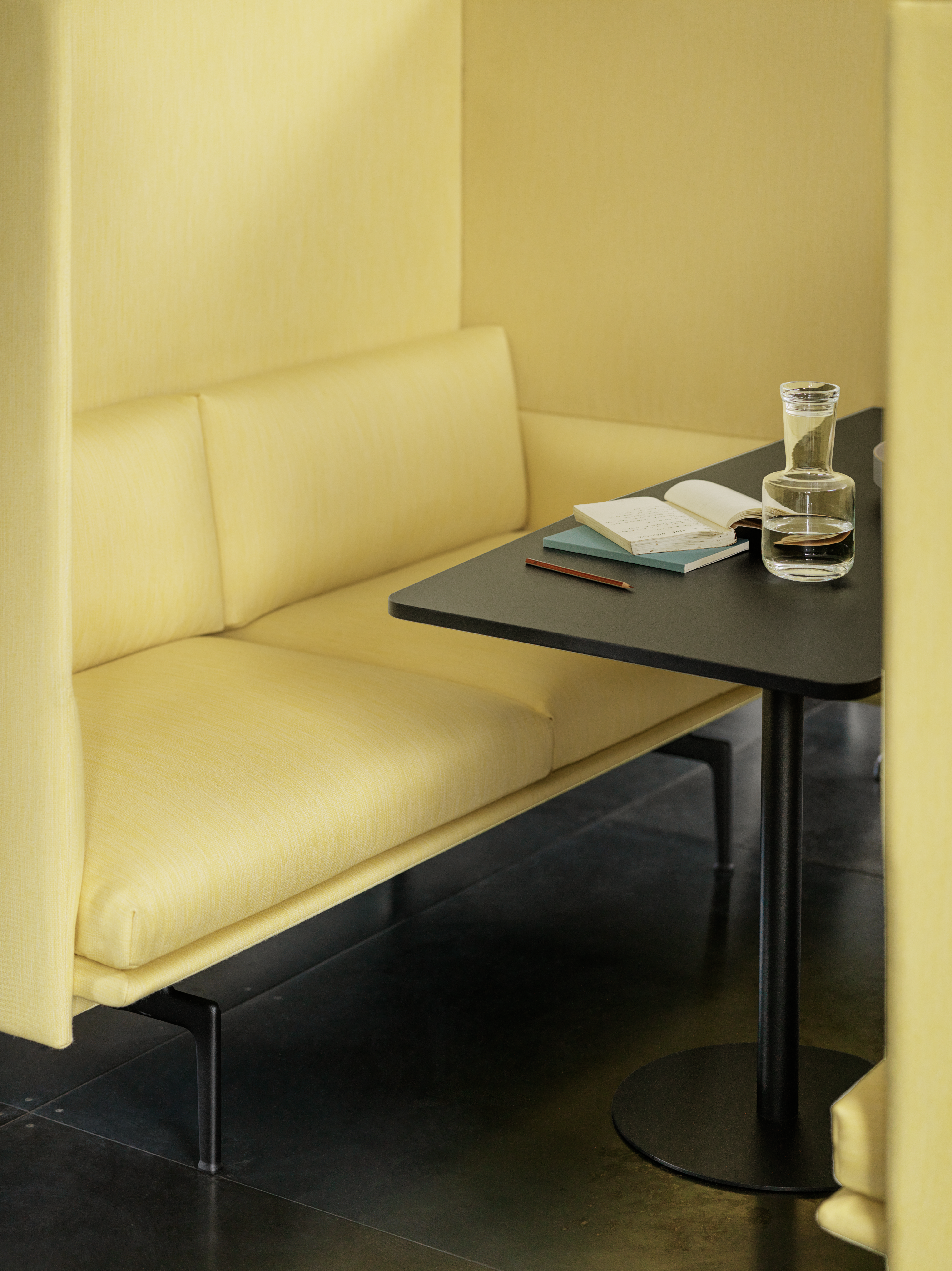 Outline Highback Sofa 120 SH45 w. Table in Balder 432 - Raise Carafe in Clear 