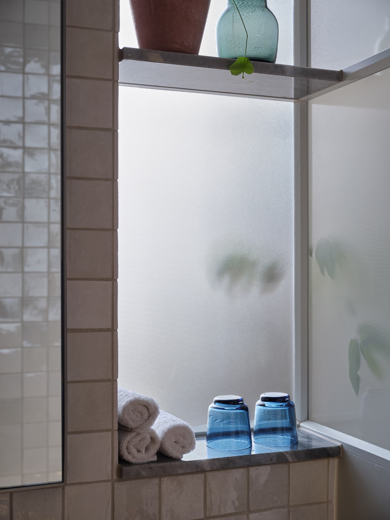 raise-glasses-dark-blue-silent-dark-green-muuto-org