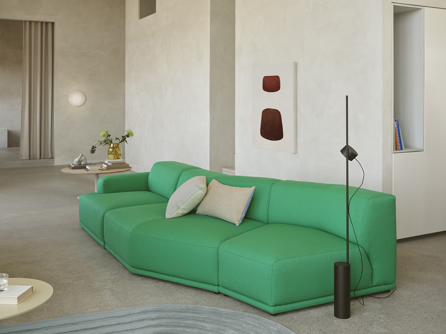 A Connect Soft Modular Sofa in Vidar 932 fabric, arranged with a Post Floor lamp, a Mingle Soft coffee table, and a Relevo Cover Lounge rug.