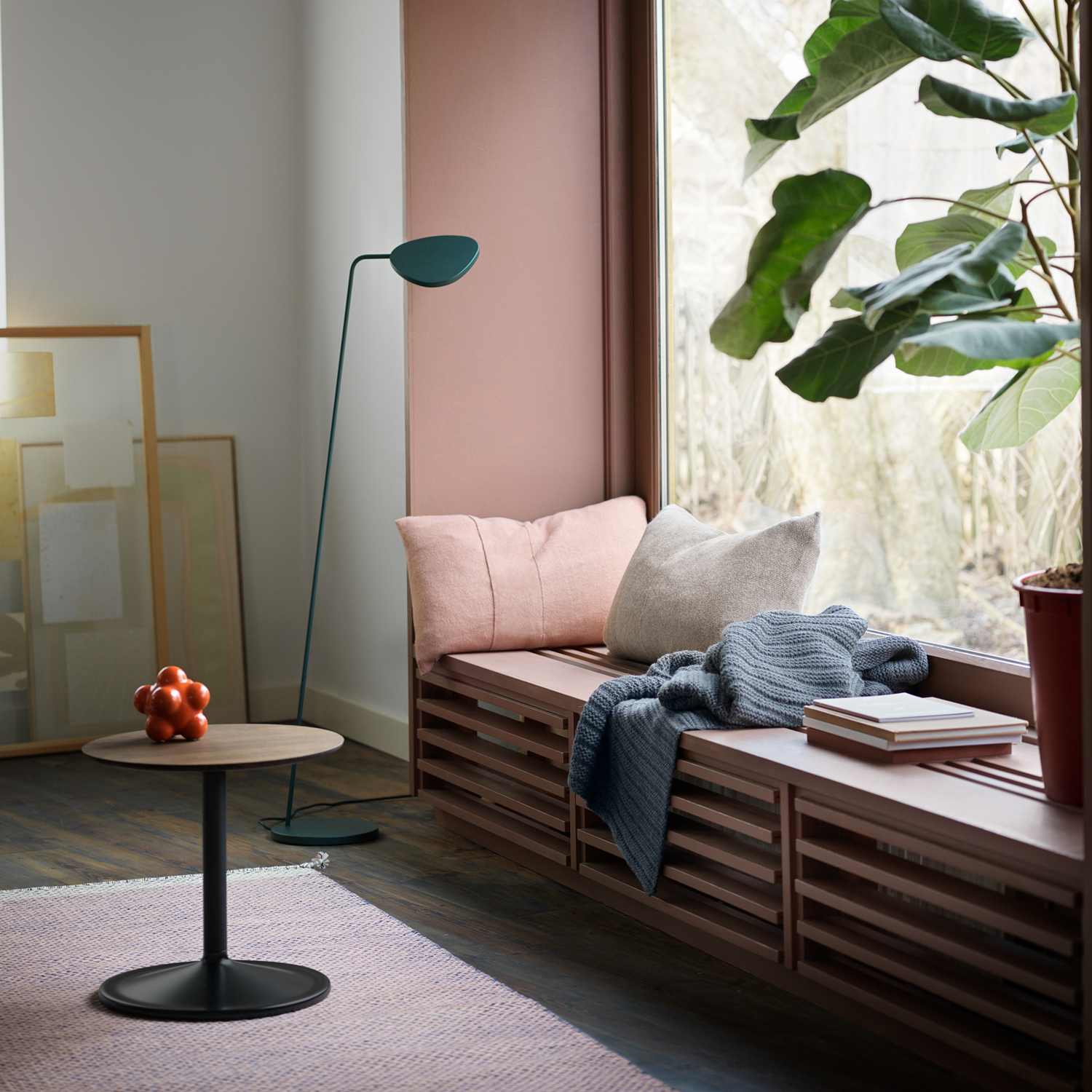 /globalassets/contentmedia/images/01.-lifestyle-images/soft-side-table-smoked-oakblack-o41-h40-ply-rug-leaf-lamp-layer-cushion-ample-throw-11-square.png?width=1500&format=png&revision=638542231580000000