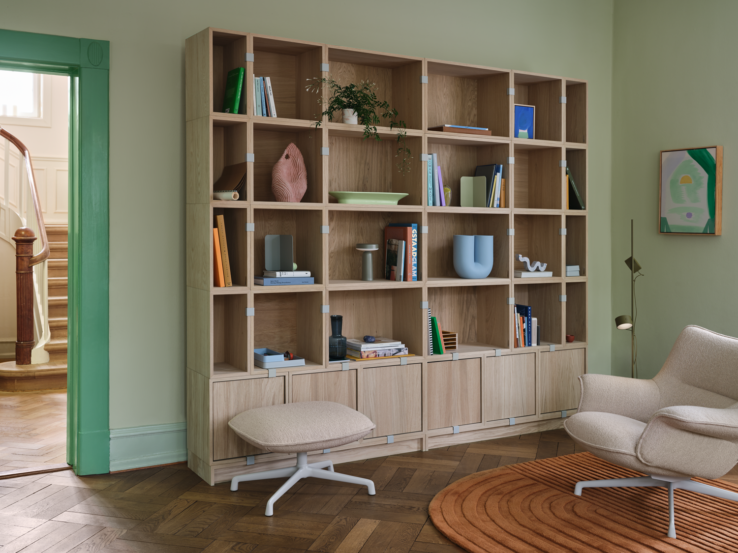/globalassets/contentmedia/images/01.-lifestyle-images/stacked-bookcase-1-oak-doze-lounge-chair-low-back-ottoman-swivel-hearth-7-grey-relevo-burnt-orange-post-brown-green-muuto-org.png?width=1500&format=png&revision=638542135400000000