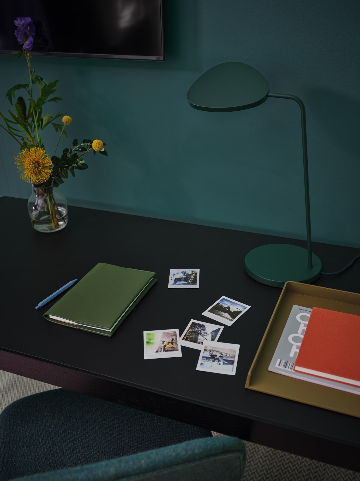 workshop-table-130-fiber-side-beck-027-leaf-table-dark-green-arrange-tray-brown-green-silent-11-muuto-org